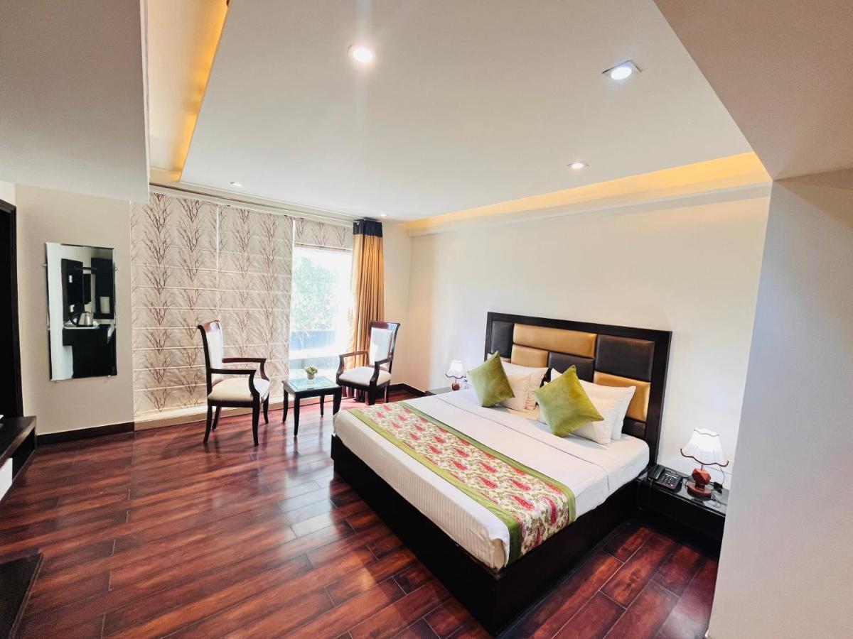 Hotel Aura Ip Grand Karkardooma Metro Station New Delhi Couple Friendly Exterior foto