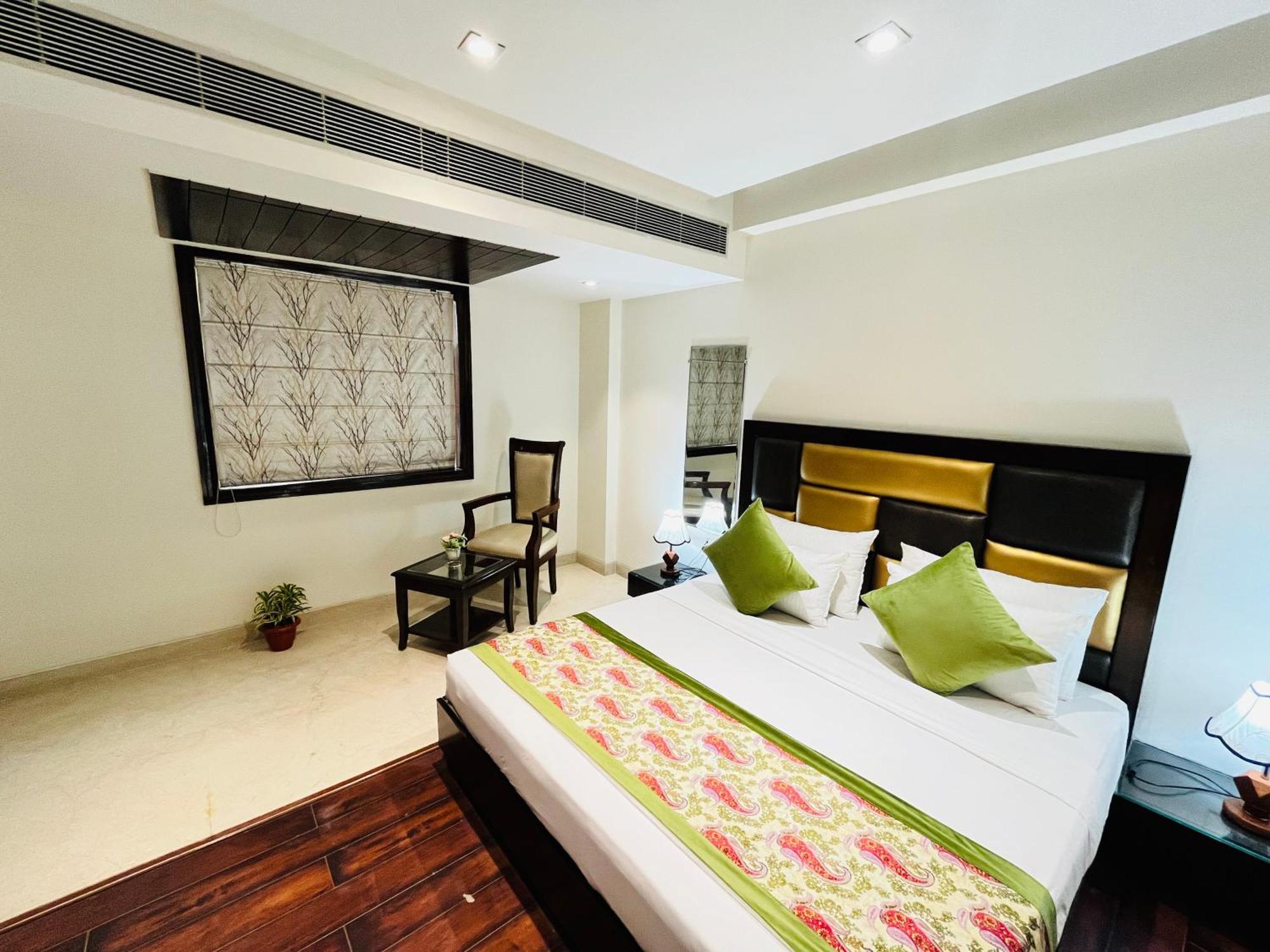 Hotel Aura Ip Grand Karkardooma Metro Station New Delhi Couple Friendly Exterior foto